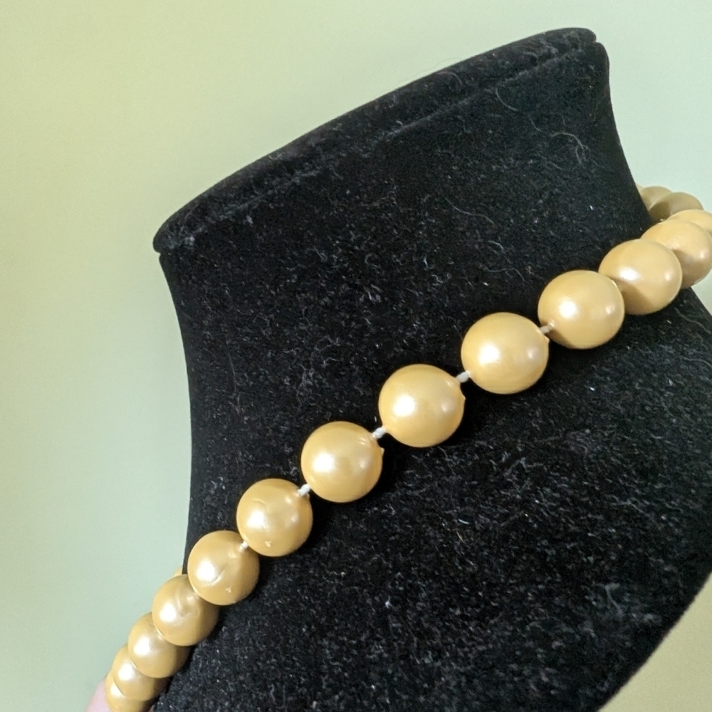 VintGe Yellow Beaded Necklace - Picture 3 of 6